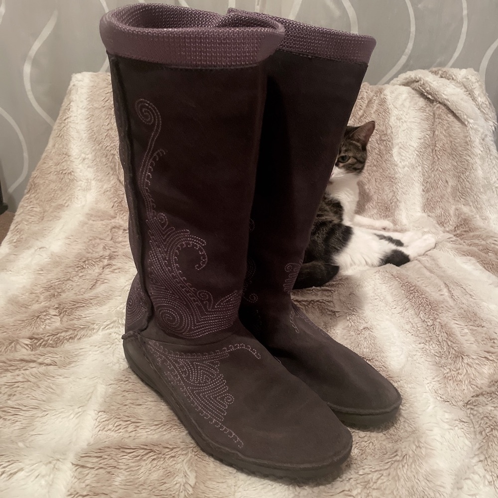 Puma women's 7.5 suede boots